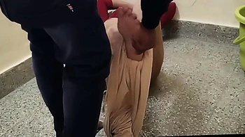 Ghar Ke Do Naukro Ne Kam Karte Waqt Malik Ke Bedroom Kiu Chudai Hindi Audio Me Porn videos