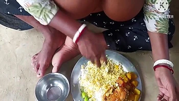 Desi Bhabhi Ne Machhi Chawal Khaya videos