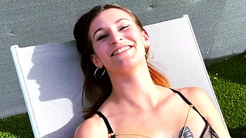 Sylvia's body makes her coach crack... - Jacquie et Michel TV videos