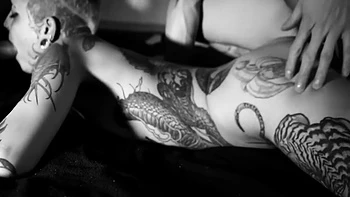 a deux pour faire crier cette nymho tatouée videos