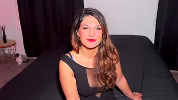 Rose and Pam are warming up together... - Jacquie et Michel TV videos