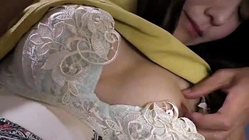 ムッチリ体型のミニ系美人妻が乳首愛撫で体くねらせキュートに感じまくり videos