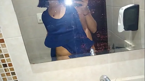 Nos escapamos al baño del bar para terminar en un rapidito videos