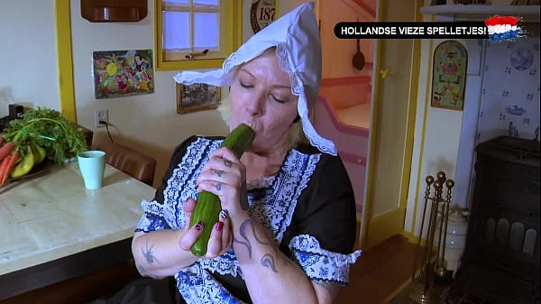 Nederlandse MILF boerin masturbeert met een Dildo! (Hollandse Vieze Spelletjes) - Dildo Tikken, Nederlands gesproken porno! videos