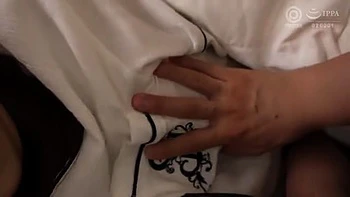 スレンダー美女がエッチな誘惑で迫り積極的なフェラの甘い痴女プレイ videos