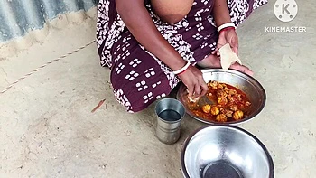 Desi Bhabhi Ne Chicken Ke Sath Roti Khaya Aur Masti Ki videos