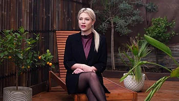 Joy only thinks about getting caught as soon as she wakes up... - Jacquie et Michel TV videos