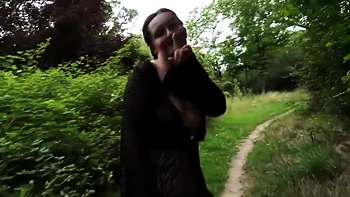 souillée de sperme en bukkake dans la foret videos