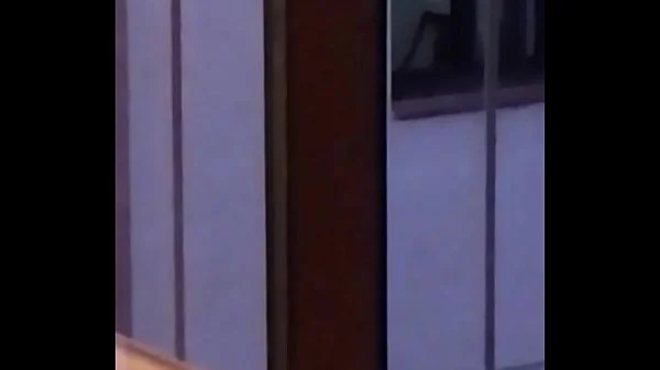 Exhibiciónista frente a la ventana videos