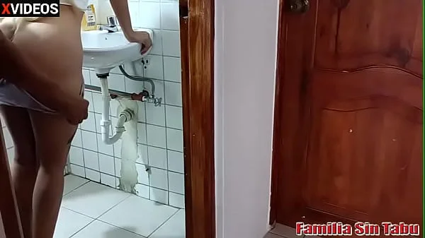 Me follo sin condon a mi hermanastra que esta en el baño, Mi hermanastra tiene un culo precioso le encanta las pollas grande me caliente cuando la veo, mi padrastro sale del cuarto y casi nos pilla cogiendo en el baño con mi hermanastra. Y videos