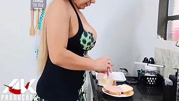 Erick Rosa In Madrasta Safada Agrada Seu Enteado Com Um Sanduiche Para Poder Agradar Ele Com O Cu Depois videos