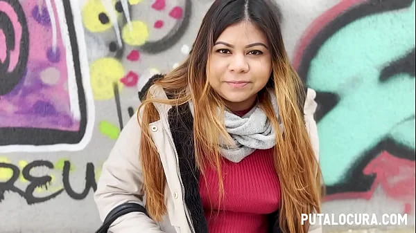 chica de El Salvador es convencida en la calle para hacer sexo videos