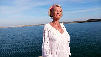 The naughty encounter of Venus, 27, with the seductive Grey… - Jacquie et Michel TV videos