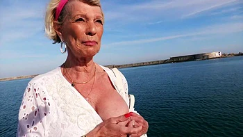 The naughty encounter of Venus, 27, with the seductive Grey… - Jacquie et Michel TV videos