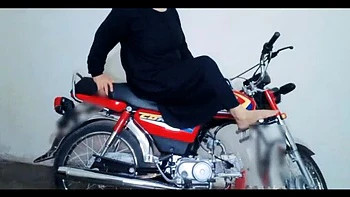 First Time Anal with Boyfriend on New Honda Bike 2025 - Teen Pakistani Girl Outdoor Sex videos