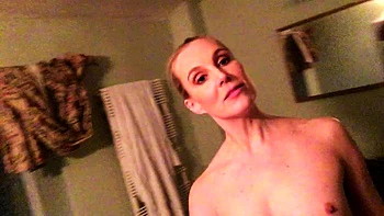 Amateur redhead milf sucking and foot job scene videos