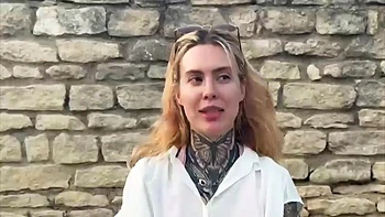 Emma, 21, is getting into pure exhibitionism! - Jacquie et Michel TV videos