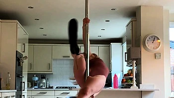 Cute brunette amateur babe sosha masturbating videos