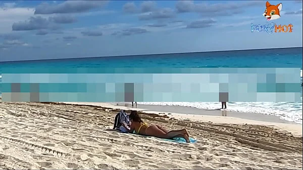 Exhibiendome un poco en la playa, mostrando mi culo en tanga y mis tetas al aire videos
