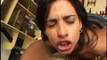 Латинка трахнута сзади и сделала глубокий анальный минет videos