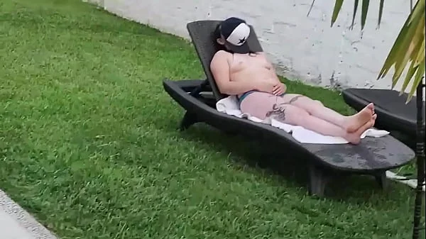 grabe a mi cuñada tomando el sol desnuda y masturbandose en el jardin videos