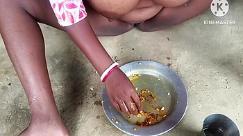 Desi Bhabhi Khana Khate Hue Masti Ki videos