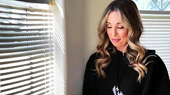 MILF blonde Millie Morgan suce dur en POV hardcore videos