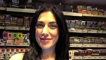 Милфа Пэм в белье гуляет по Ардешу videos