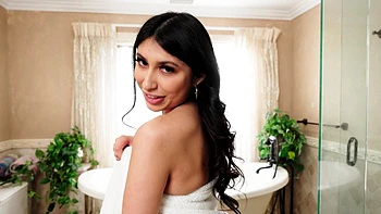 Latina beauty Penelope Woods takes a sensual bath with her man videos