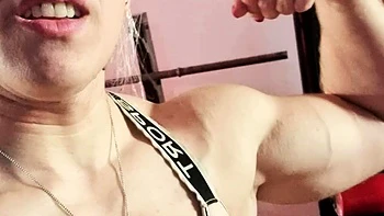 MILF loira amadora chupando e masturbando no quarto videos