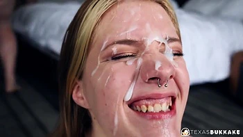 Kleine Blondine wird mit Bukkake überschüttet videos