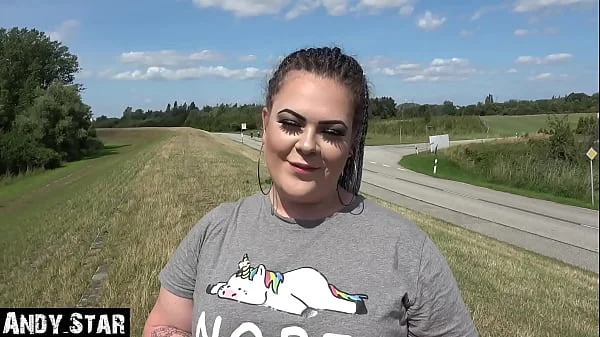 MOLLIGES MÄDCHEN AUS HAMBURG WIRD AUF DEM DEICH GEFICKT OUTDOOR CUMSHOT INS MAUL videos