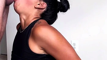 Brune amateur suce en public vue POV videos