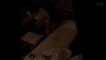 Asiatische mit großen Titten bückt sich heimlich videos