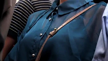 Belle asiatique se fait baiser et tripoter en groupe videos