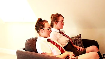 Рыжая студентка трахается сзади за спиной сестры videos