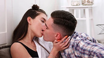 Брюнетка с маленькими сиськами сосет и скачет videos