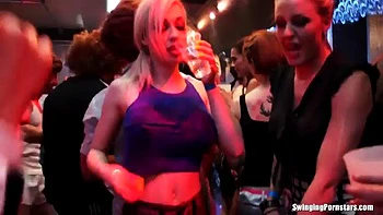 Zorras en fiesta: culo grande y orgía con corridas videos