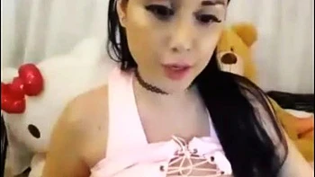 Latina amateur striptease et dévoile son gros cul videos