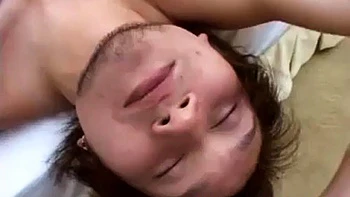 Asiática chupando y follando a cuatro patas y misionero videos