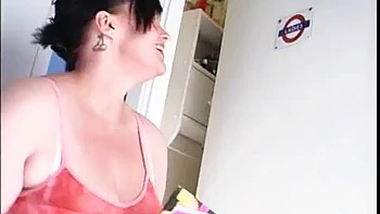 Милла Монро с большими сиськами и жопой мастурбирует в душе videos