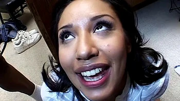 Latina lutscht dicken Schwanz mit Jasmine Byrne videos