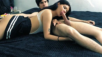 No pude resistir follar a mi zorra hermanastra en falda y medias negras videos