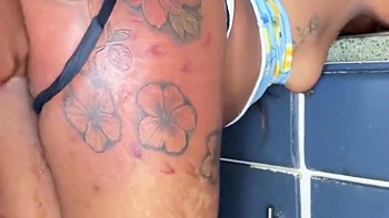 Le cul tatoué de ma demi-sœur en No Nut November videos