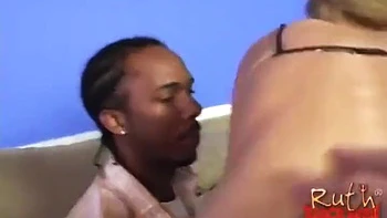 Блондинка и чернокожие девчонки трахаются втроём videos