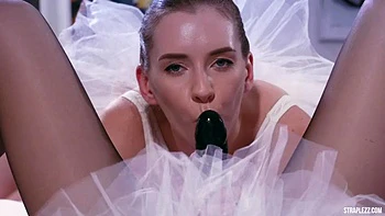 Suce et baise en levrette avec strap-on videos