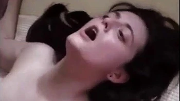 Брюнетка жена жестко сосет и ебется наездницей videos