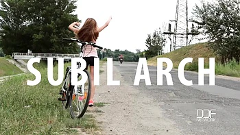 Brune hongroise motarde baisée à la maison en lingerie videos