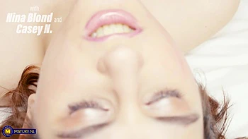 Nina Blond milf sitzt im Gesicht und leckt mit Fetisch videos