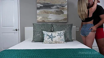 Keiran Lees großer Schwanz wird von zierlicher Cheerleaderin geleckt videos